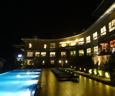 https://imgcld.yatra.com/ytimages/image/upload/t_hotel_yatra_city_desktop/v1482322092/Domestic Hotels/Hotels_Thekkady/Poetree Sarovar Portico/Night_view_of_Restaurant_Lobby_and_Pool.jpg